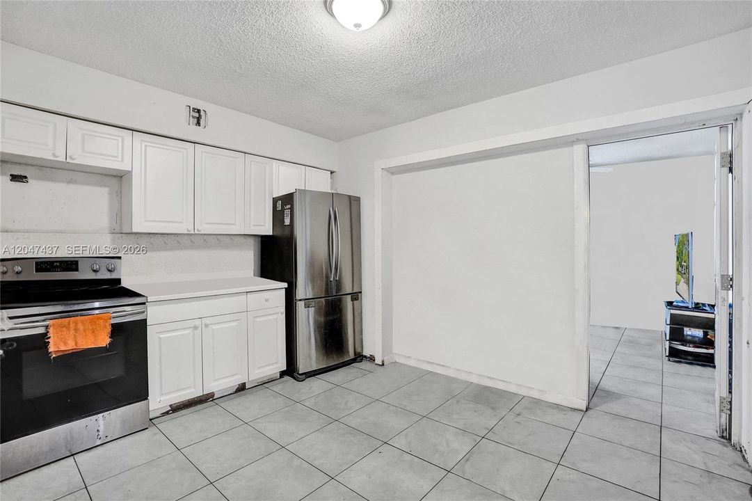 For Sale: $350,000 (2 beds, 1 baths, 1004 Square Feet)