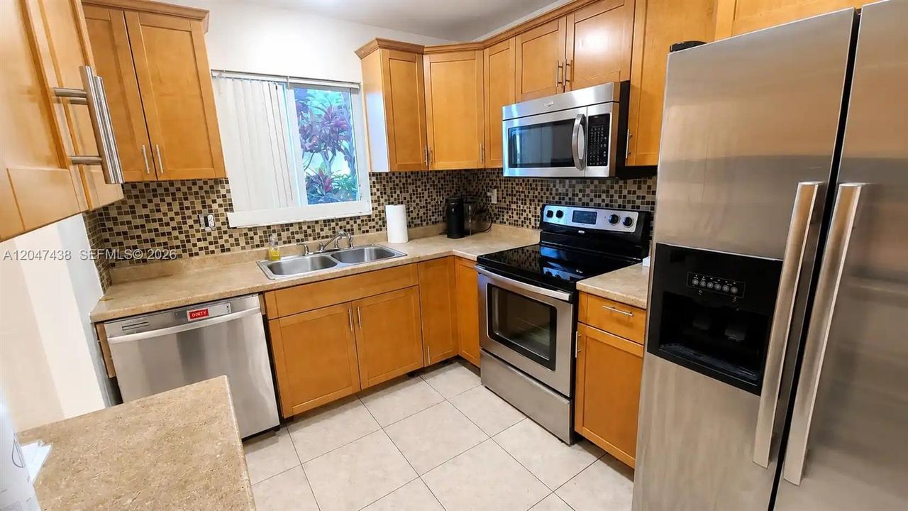 На продажу: $349,900 (3 спален, 2 ванн, 1330 Квадратных фут)