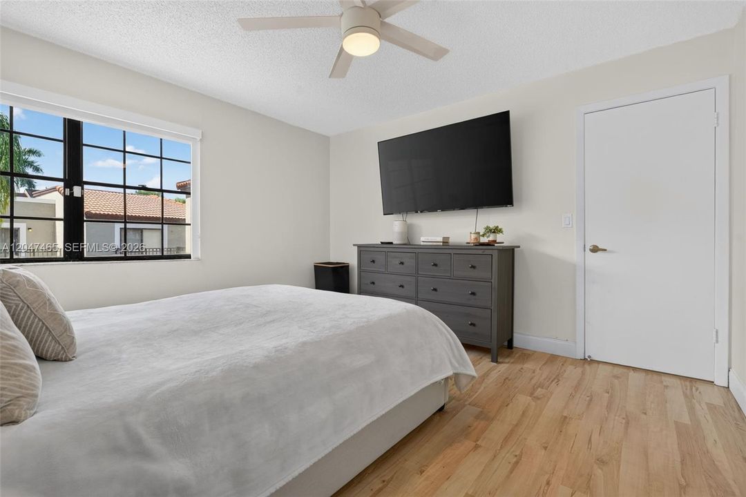 For Sale: $390,000 (2 beds, 2 baths, 1078 Square Feet)