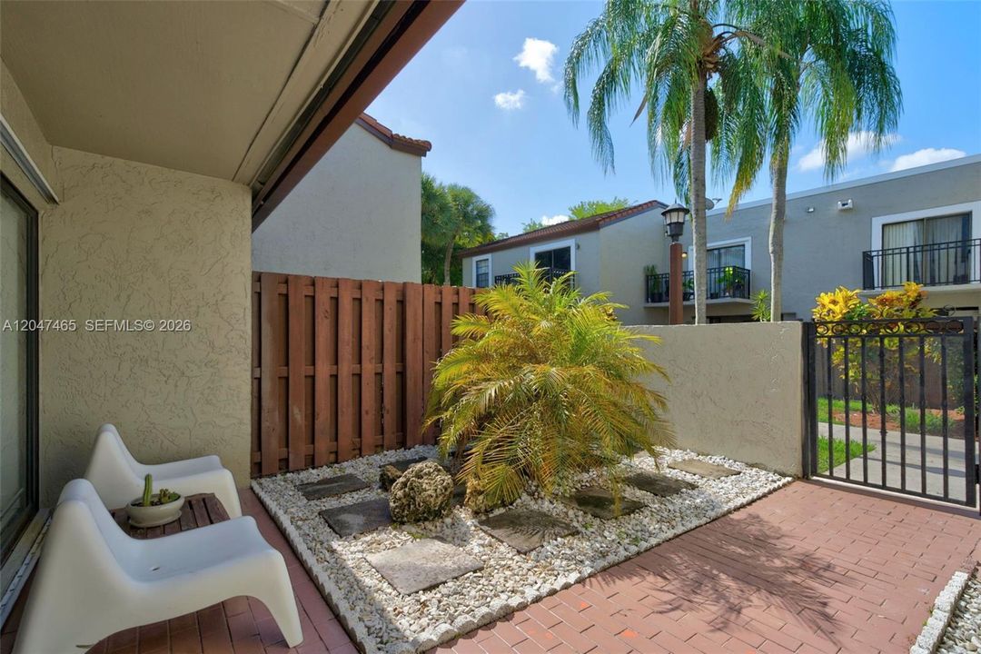 For Sale: $390,000 (2 beds, 2 baths, 1078 Square Feet)