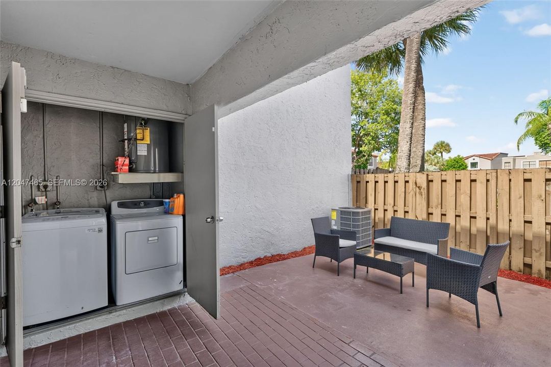 For Sale: $390,000 (2 beds, 2 baths, 1078 Square Feet)