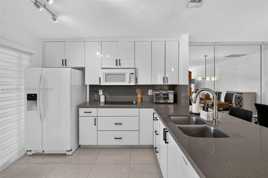 For Sale: $390,000 (2 beds, 2 baths, 1078 Square Feet)