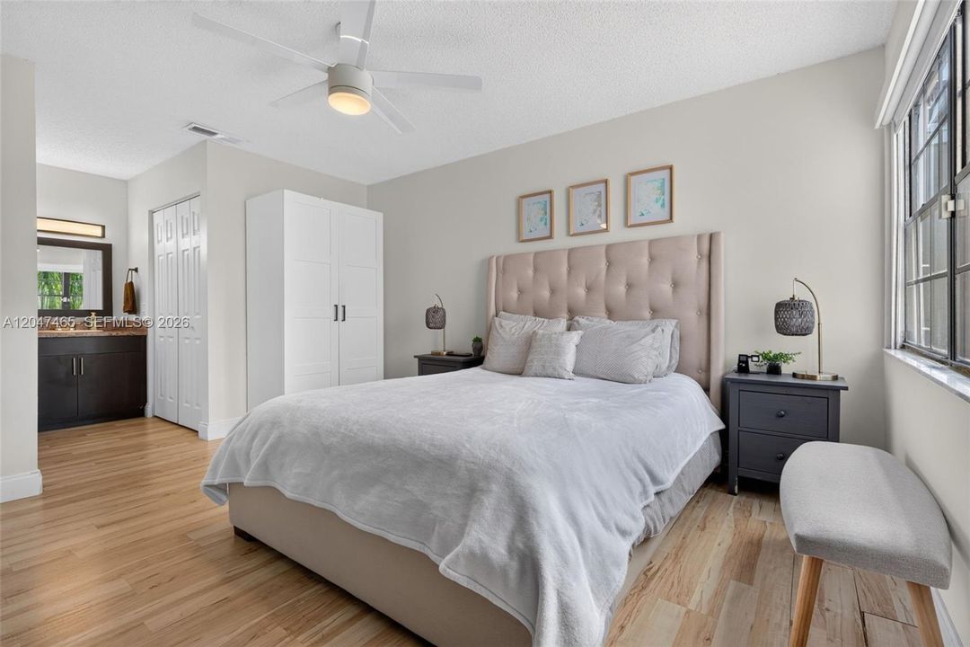 For Sale: $390,000 (2 beds, 2 baths, 1078 Square Feet)