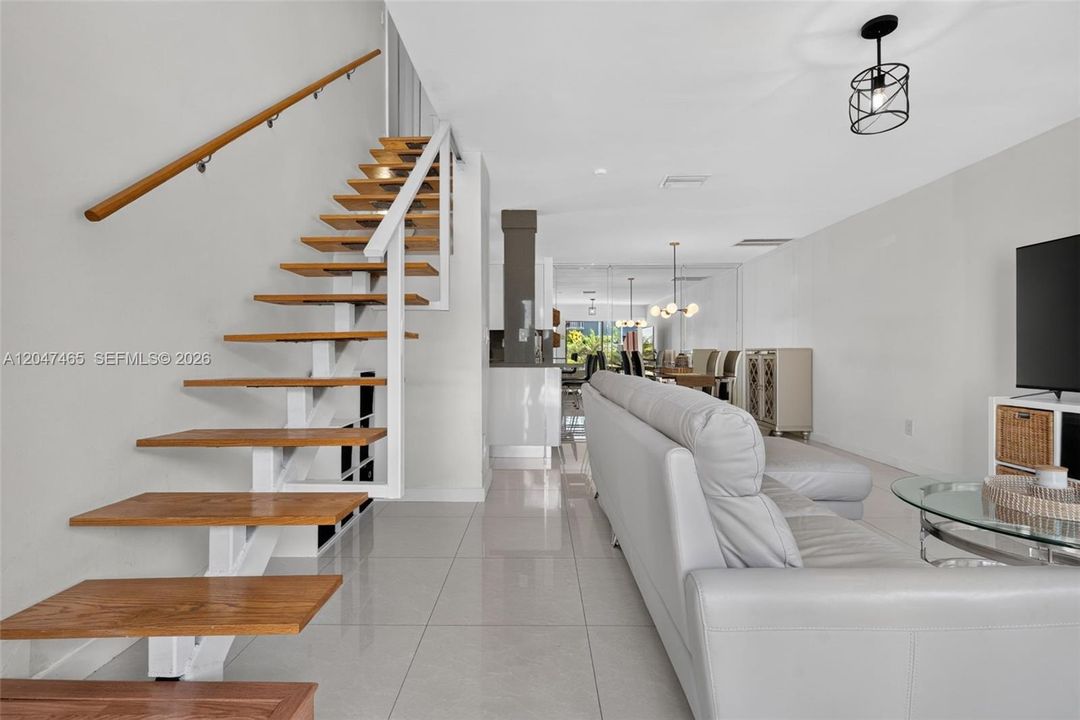 For Sale: $390,000 (2 beds, 2 baths, 1078 Square Feet)