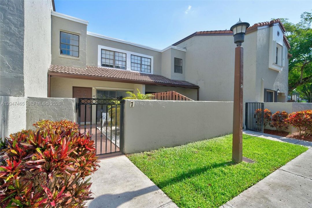 For Sale: $390,000 (2 beds, 2 baths, 1078 Square Feet)