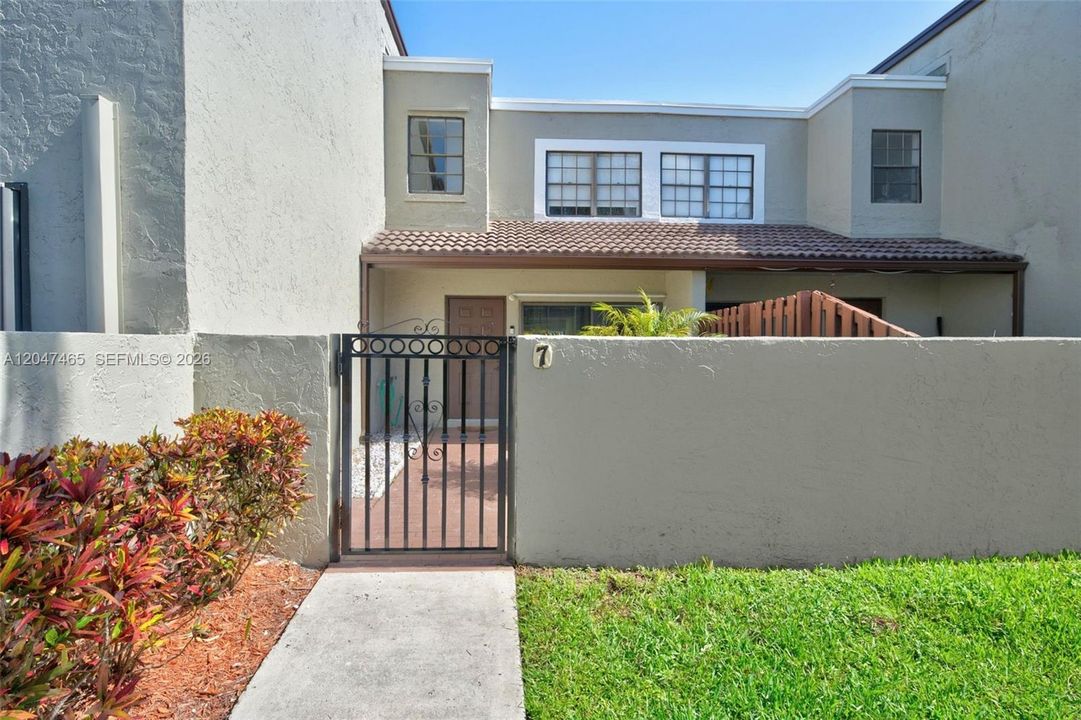 For Sale: $390,000 (2 beds, 2 baths, 1078 Square Feet)