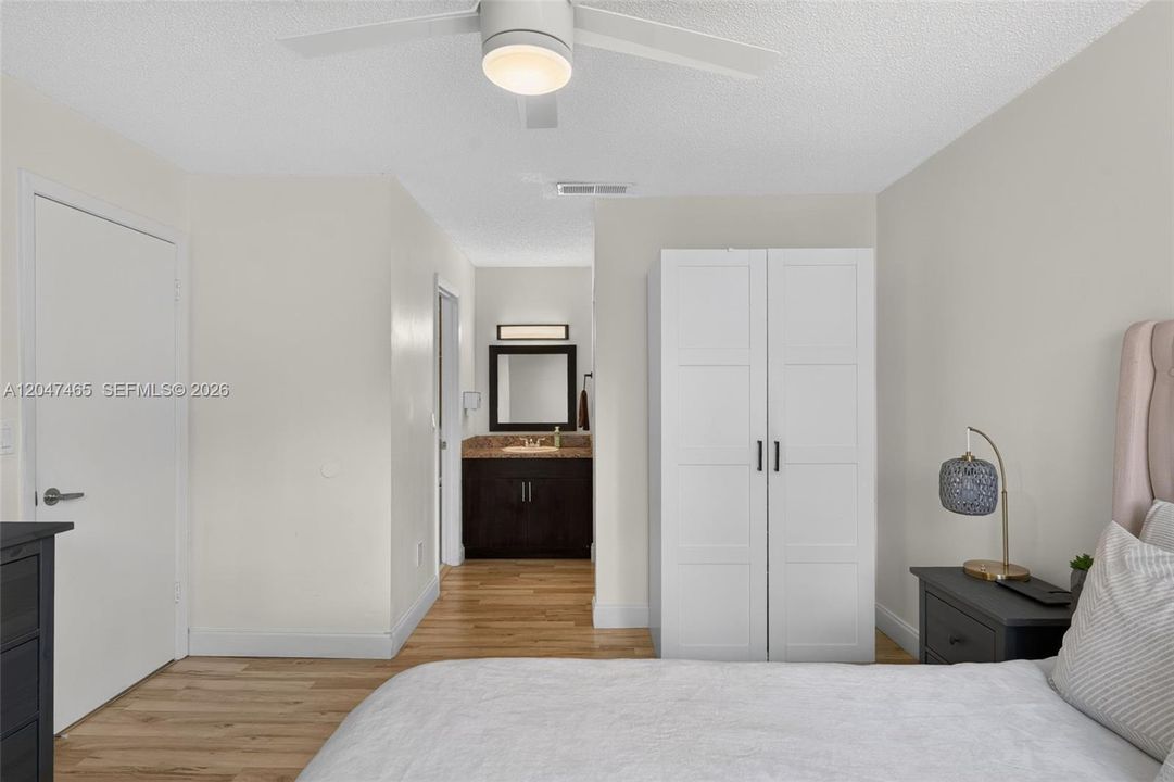 For Sale: $390,000 (2 beds, 2 baths, 1078 Square Feet)