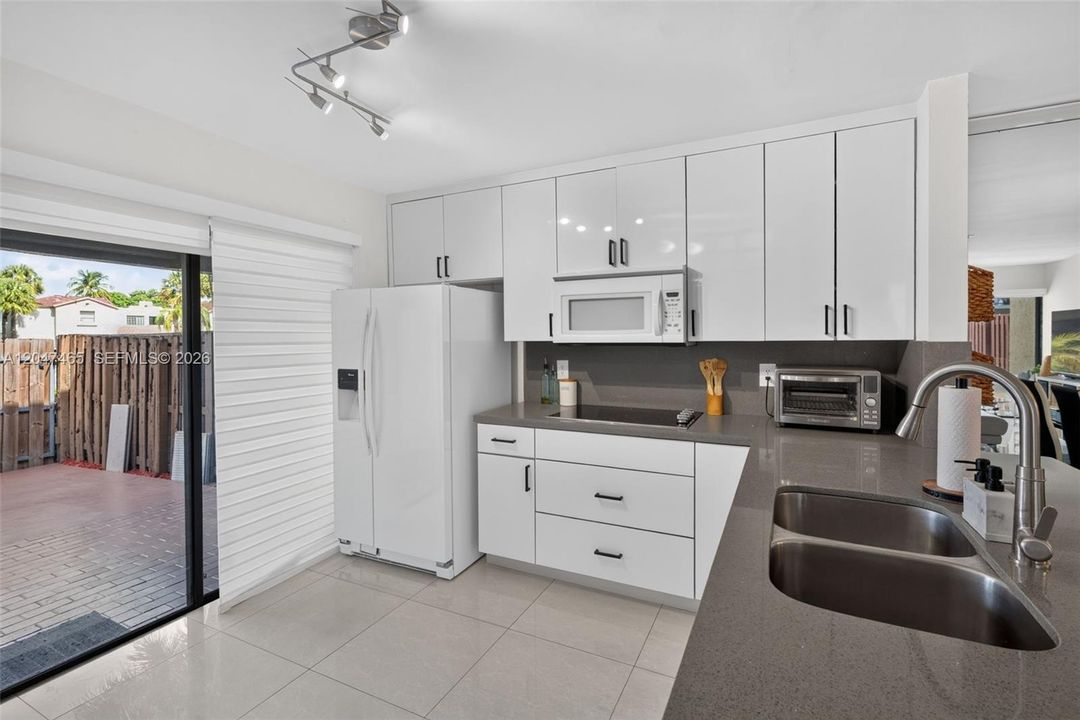 For Sale: $390,000 (2 beds, 2 baths, 1078 Square Feet)
