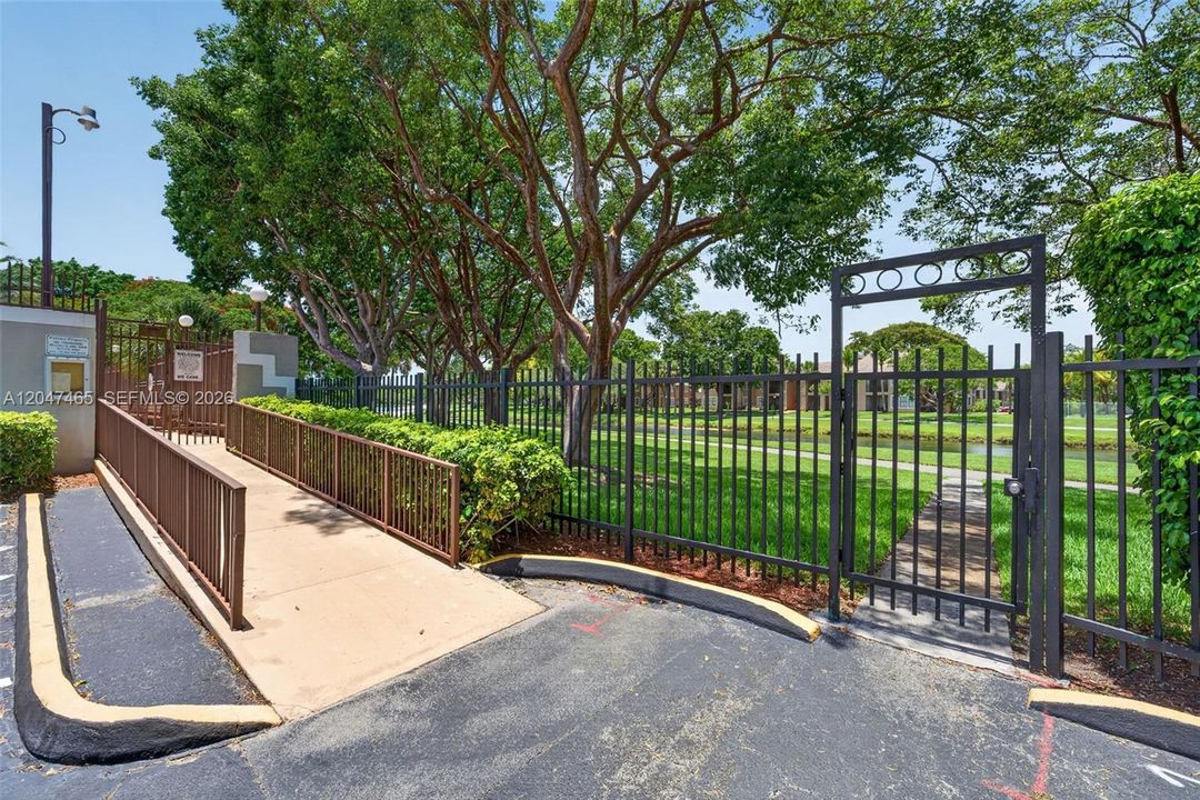 For Sale: $390,000 (2 beds, 2 baths, 1078 Square Feet)