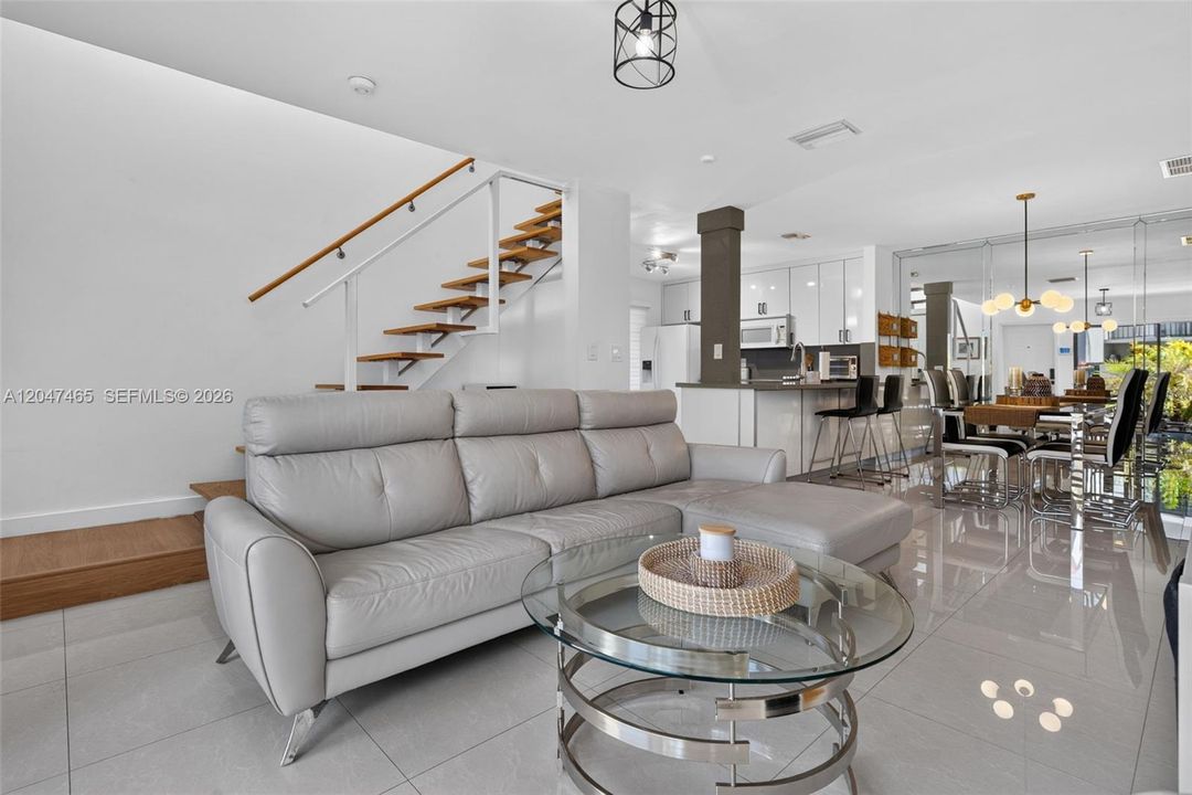 For Sale: $390,000 (2 beds, 2 baths, 1078 Square Feet)