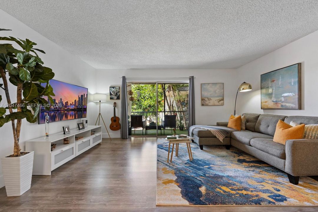 For Sale: $269,900 (2 beds, 1 baths, 891 Square Feet)