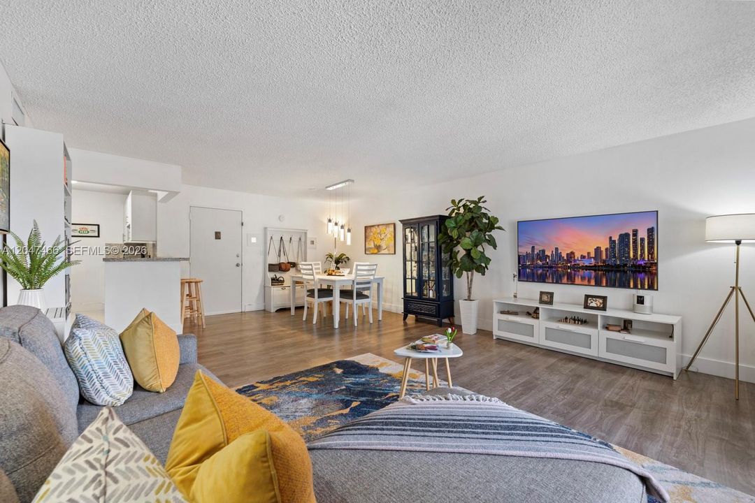 For Sale: $269,900 (2 beds, 1 baths, 891 Square Feet)