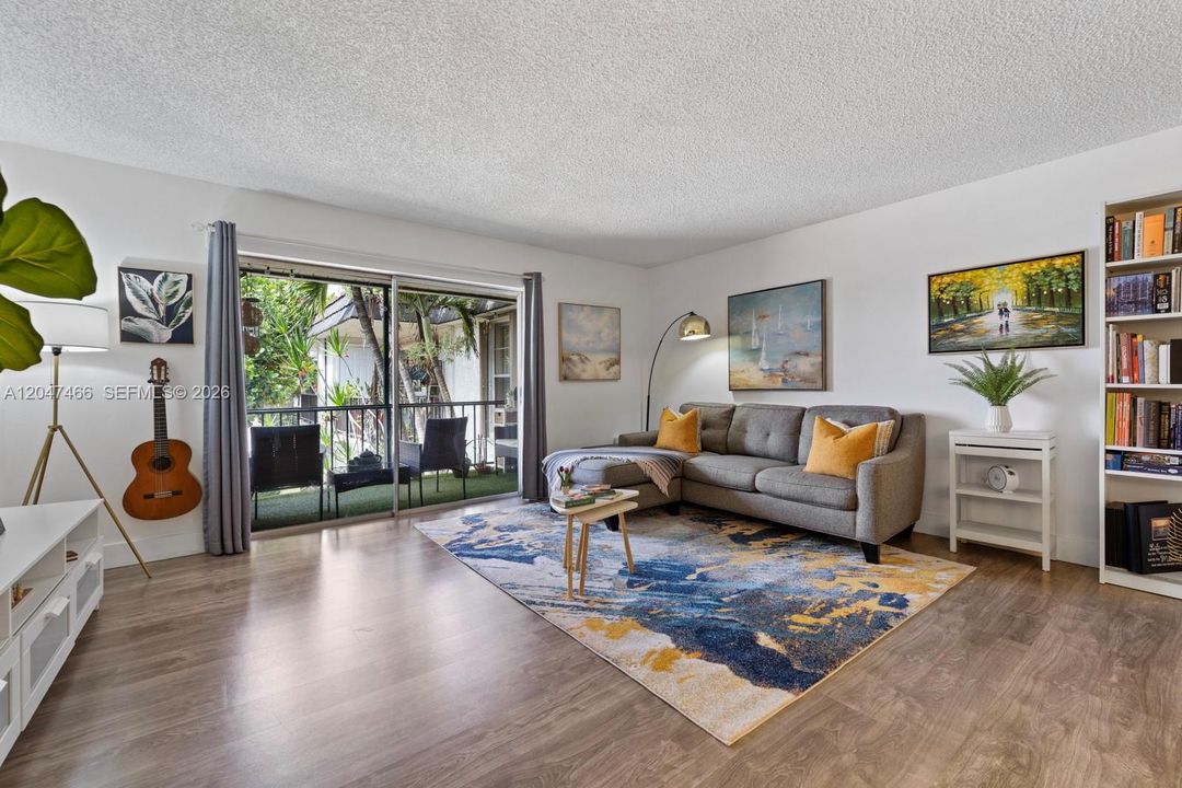 For Sale: $269,900 (2 beds, 1 baths, 891 Square Feet)
