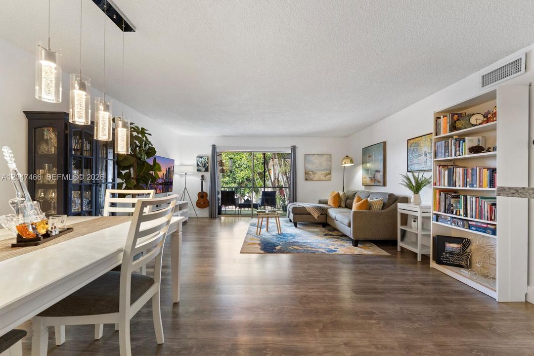 For Sale: $269,900 (2 beds, 1 baths, 891 Square Feet)