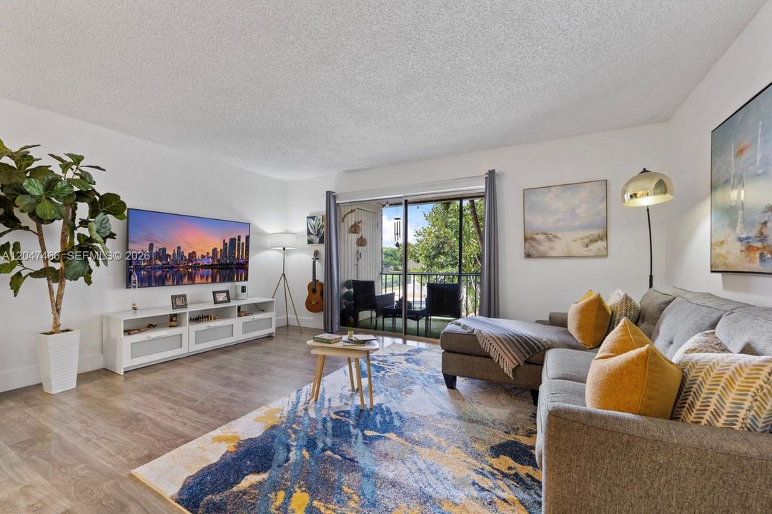 For Sale: $269,900 (2 beds, 1 baths, 891 Square Feet)