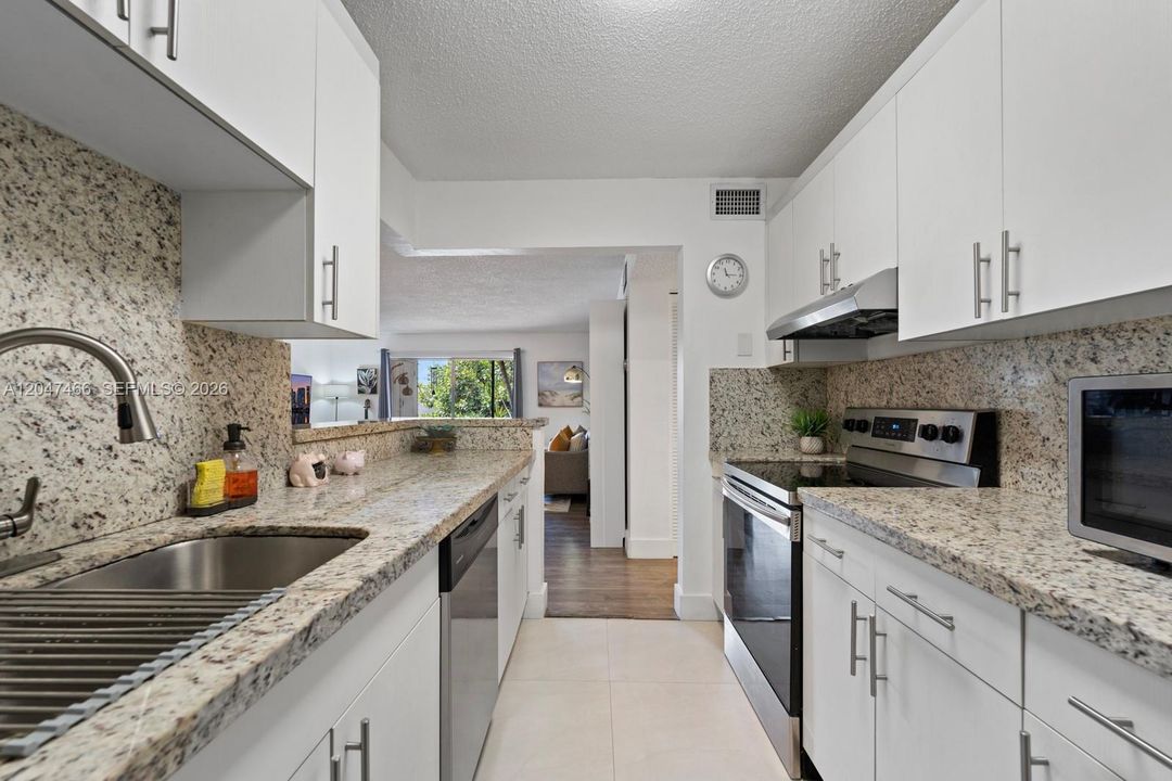 For Sale: $269,900 (2 beds, 1 baths, 891 Square Feet)