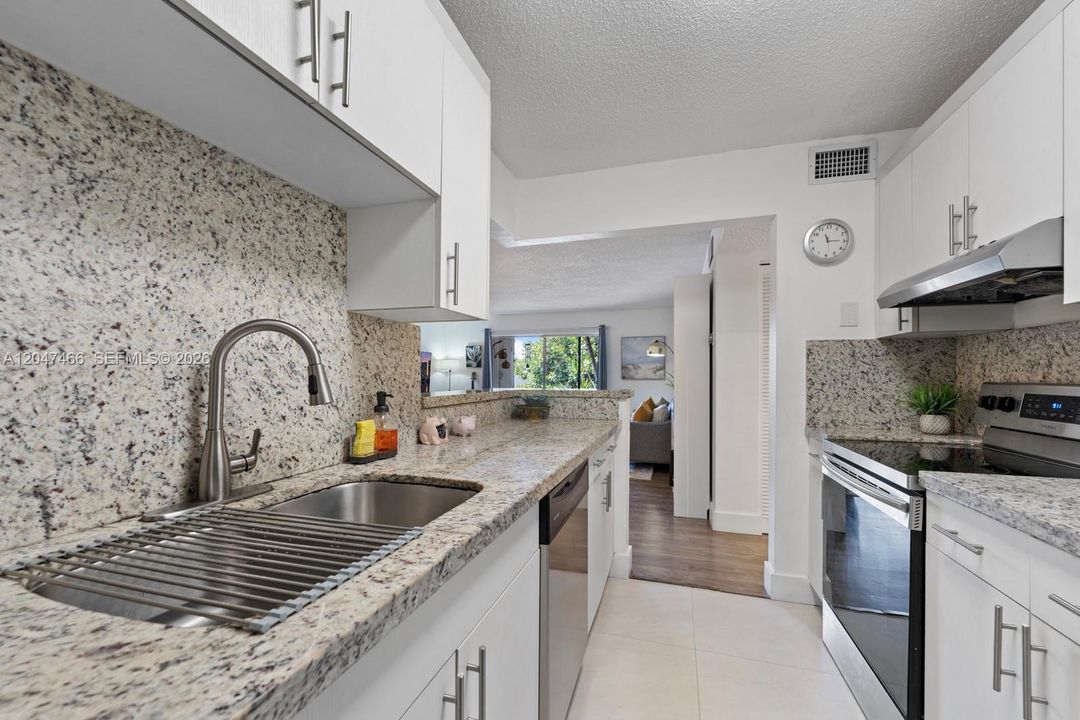 For Sale: $269,900 (2 beds, 1 baths, 891 Square Feet)