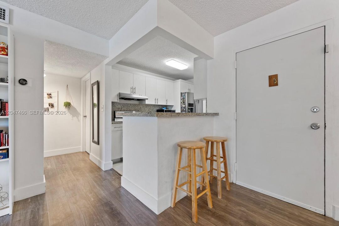 For Sale: $269,900 (2 beds, 1 baths, 891 Square Feet)