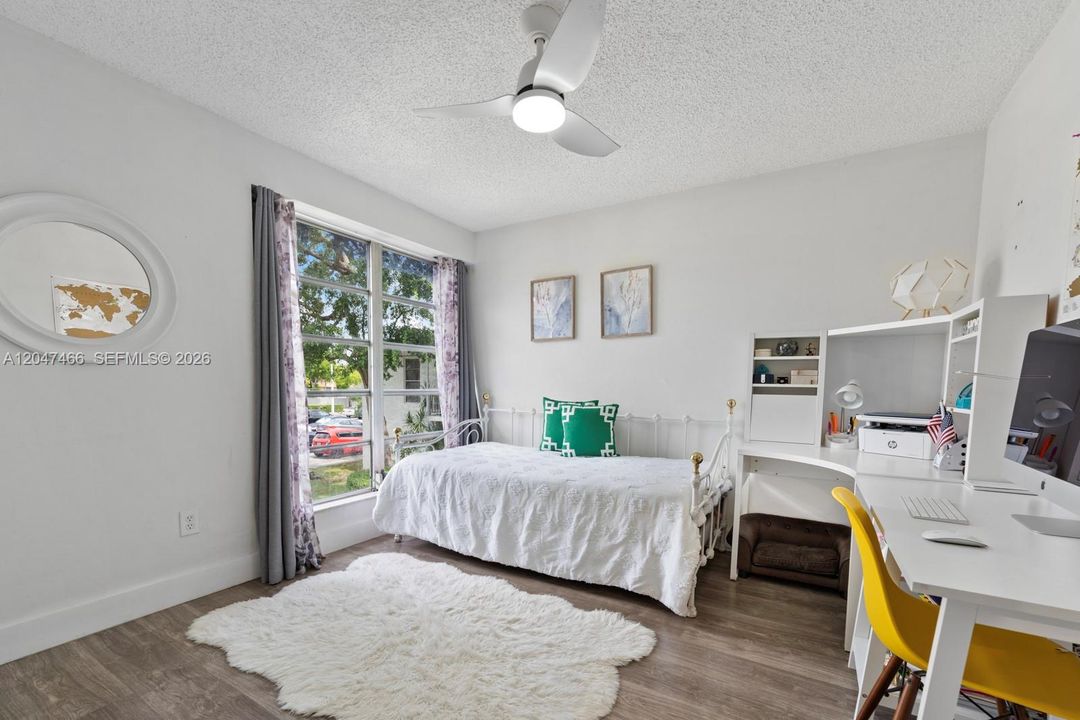 For Sale: $269,900 (2 beds, 1 baths, 891 Square Feet)