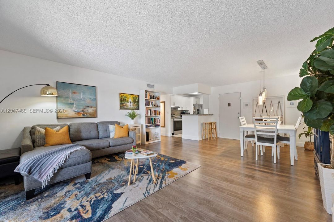 For Sale: $269,900 (2 beds, 1 baths, 891 Square Feet)