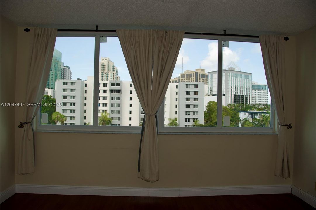 For Sale: $270,000 (2 beds, 2 baths, 990 Square Feet)