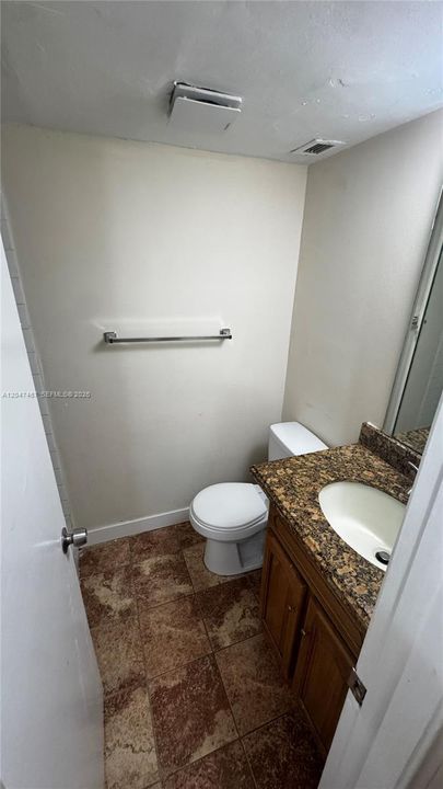 For Sale: $270,000 (2 beds, 2 baths, 990 Square Feet)