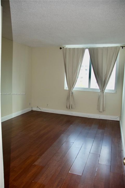 For Sale: $270,000 (2 beds, 2 baths, 990 Square Feet)