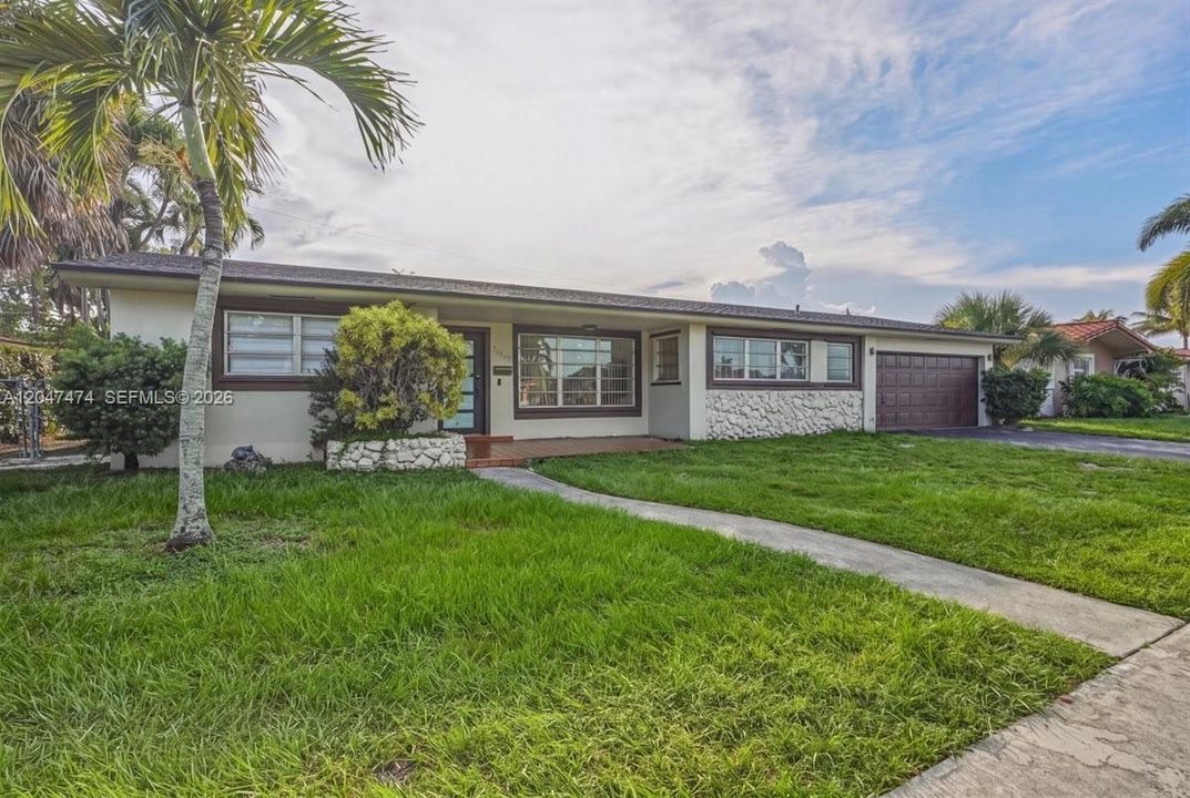 For Sale: $789,999 (5 beds, 4 baths, 2182 Square Feet)