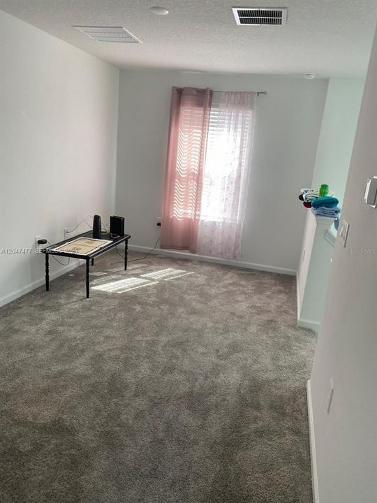 В аренду: $2,250 (4 спален, 2 ванн, 0 Квадратных фут)