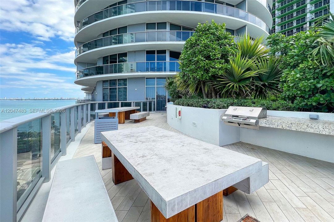 For Sale: $1,000,000 (2 beds, 2 baths, 1171 Square Feet)