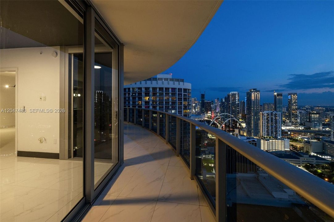 For Sale: $1,000,000 (2 beds, 2 baths, 1171 Square Feet)
