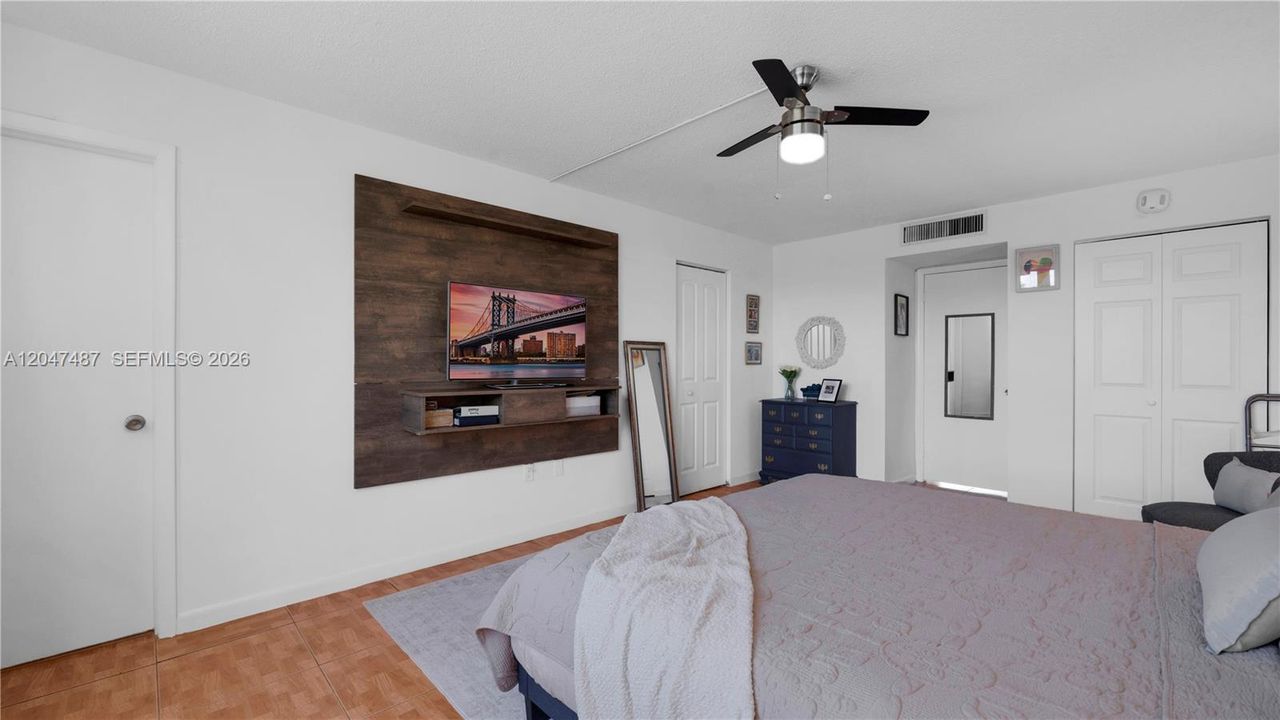 For Sale: $235,000 (2 beds, 2 baths, 1156 Square Feet)