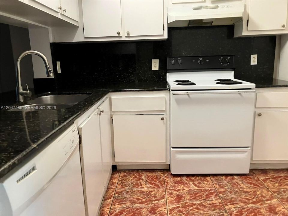 В аренду: $2,000 (2 спален, 2 ванн, 880 Квадратных фут)