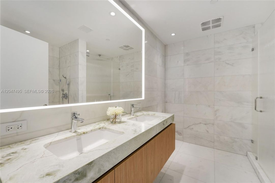 For Rent: $9,990 (1 beds, 1 baths, 1010 Square Feet)