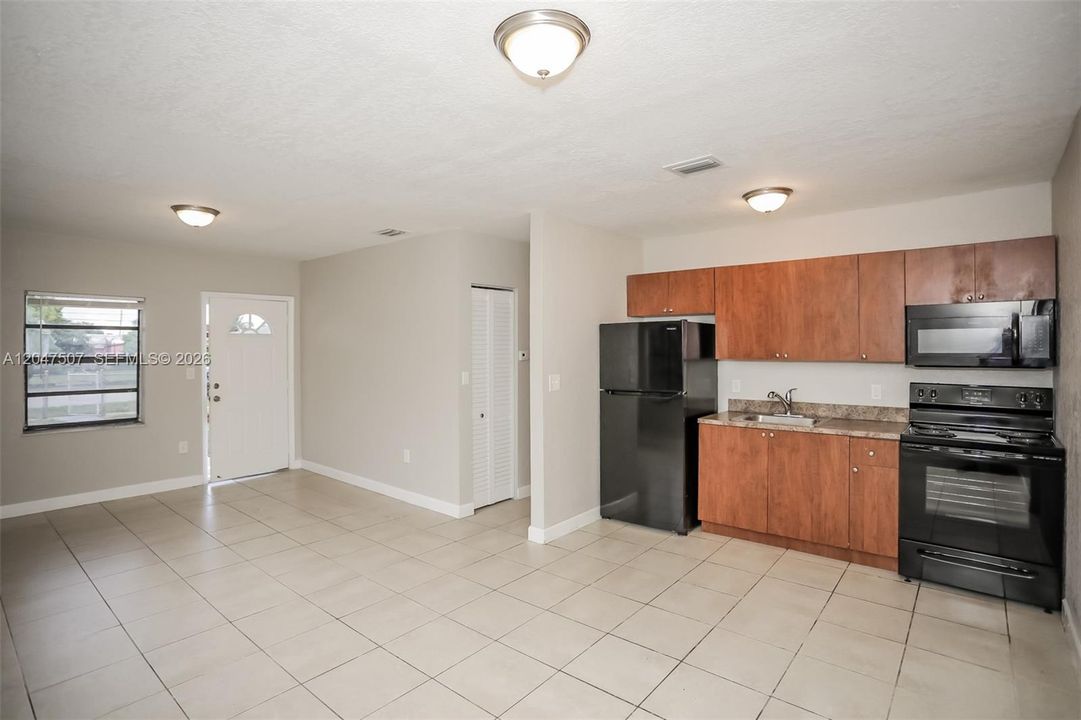 For Rent: $2,275 (3 beds, 2 baths, 936 Square Feet)