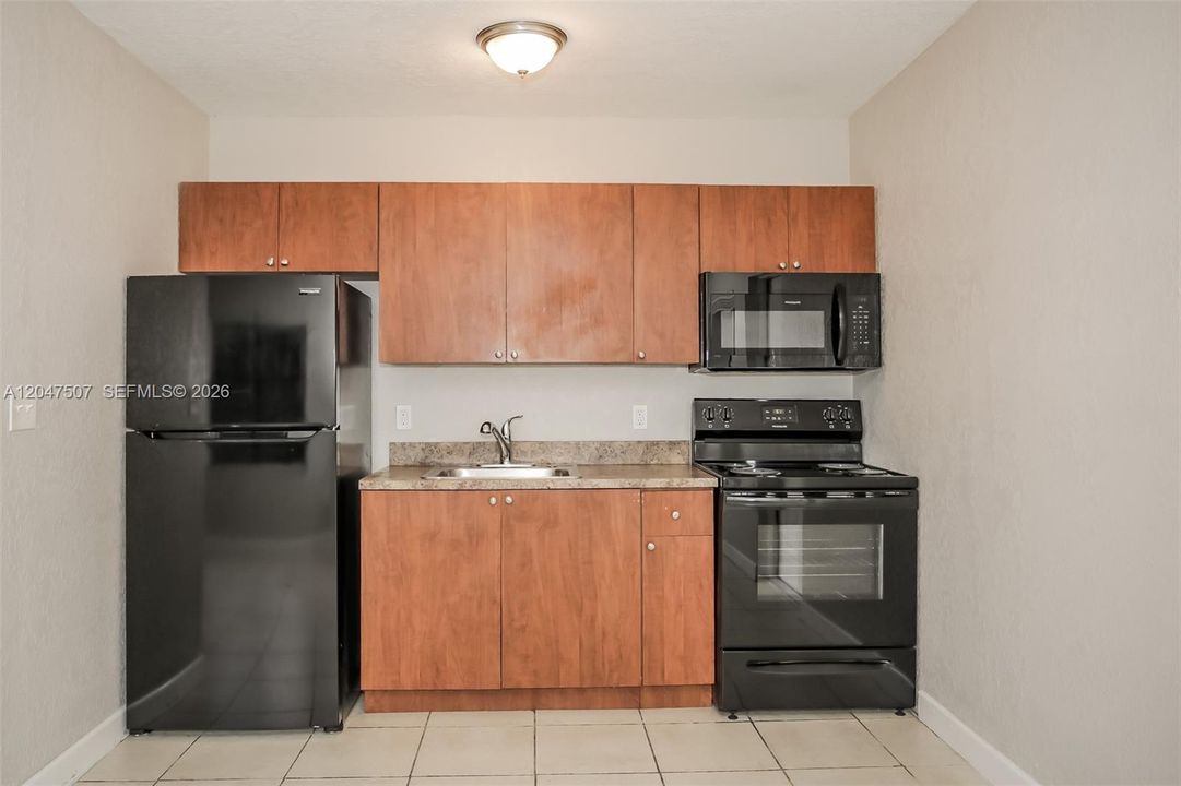 For Rent: $2,275 (3 beds, 2 baths, 936 Square Feet)