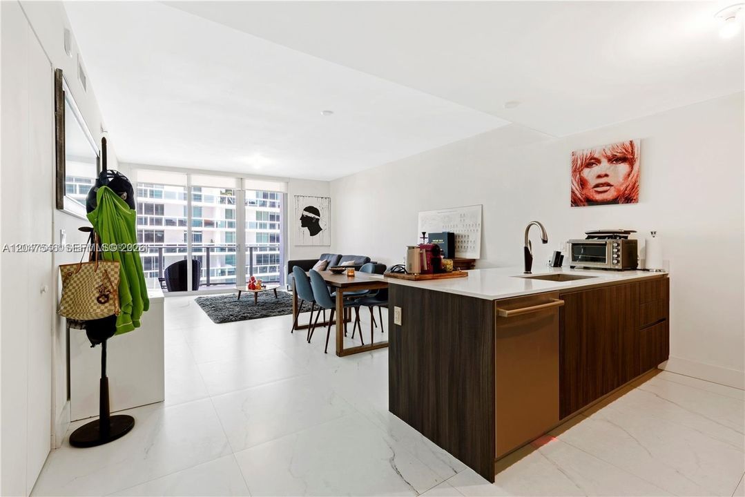 For Rent: $3,950 (1 beds, 2 baths, 979 Square Feet)