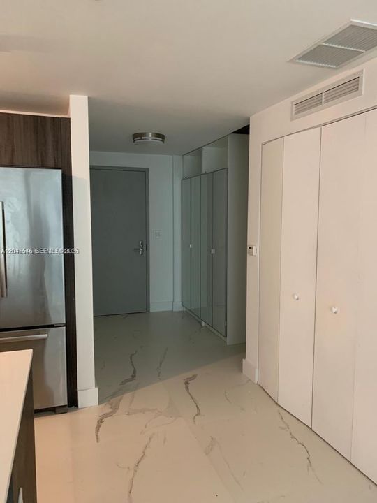 For Rent: $3,950 (1 beds, 2 baths, 979 Square Feet)