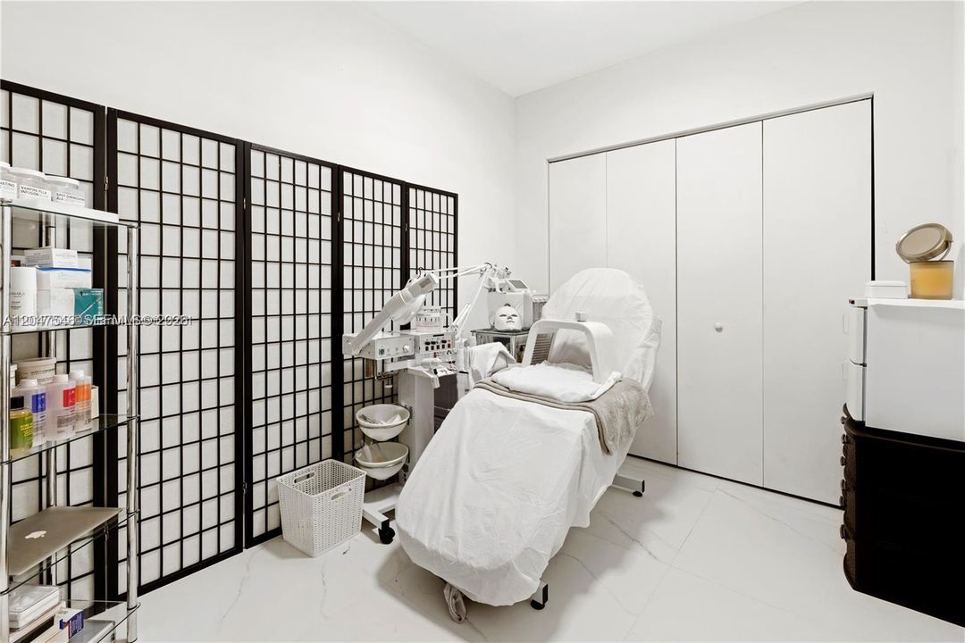 For Rent: $3,950 (1 beds, 2 baths, 979 Square Feet)