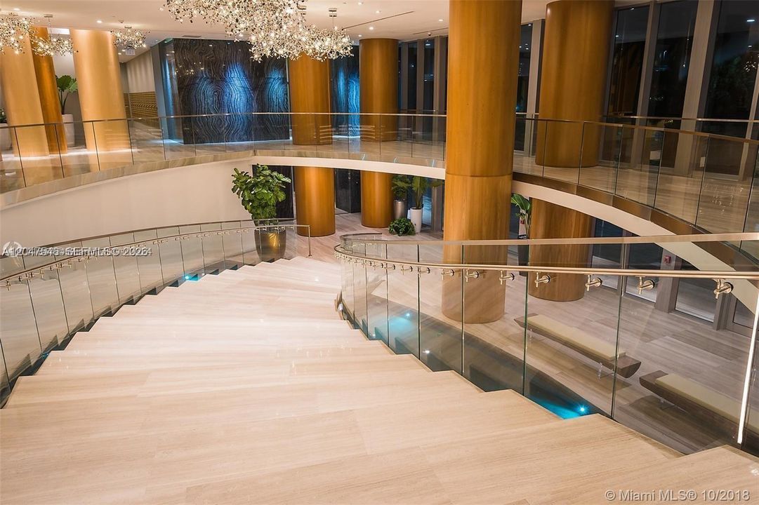 For Rent: $3,950 (1 beds, 2 baths, 979 Square Feet)