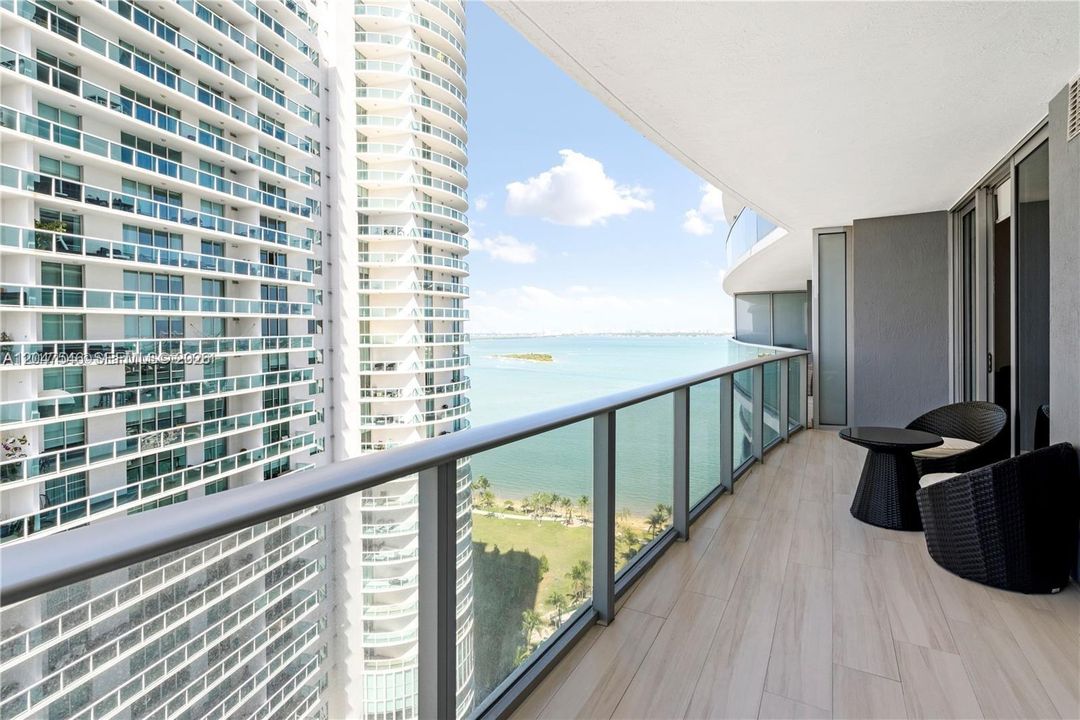 For Rent: $3,950 (1 beds, 2 baths, 979 Square Feet)