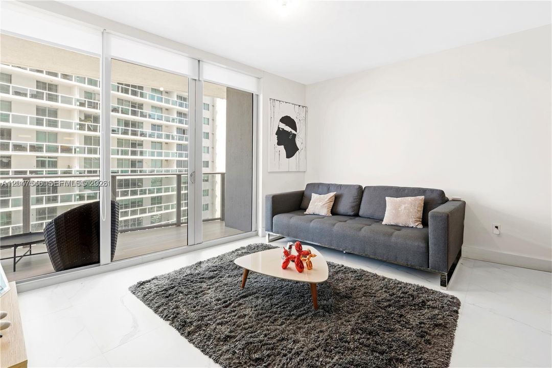 For Rent: $3,950 (1 beds, 2 baths, 979 Square Feet)