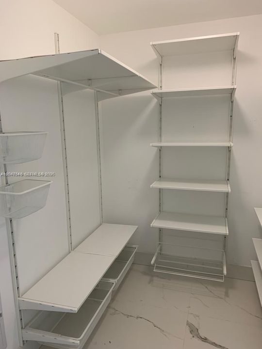 For Rent: $3,950 (1 beds, 2 baths, 979 Square Feet)