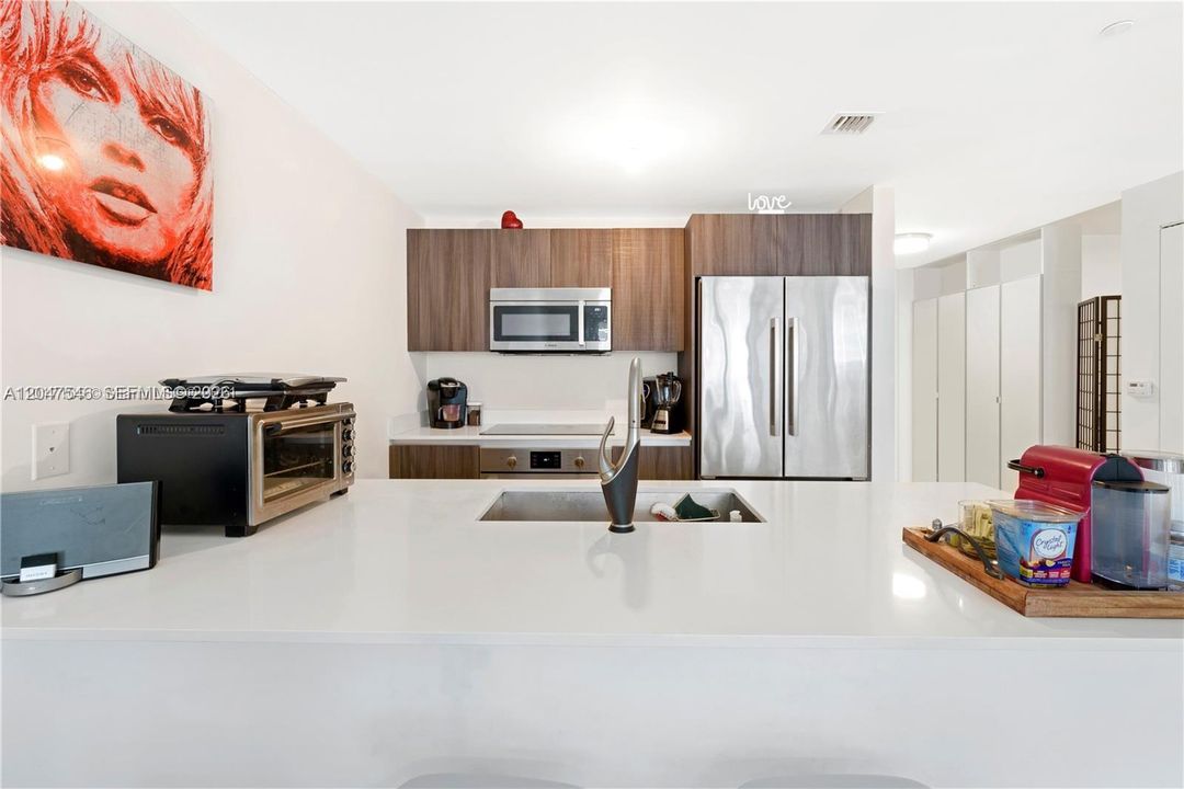 For Rent: $3,950 (1 beds, 2 baths, 979 Square Feet)