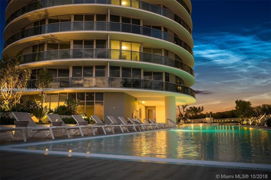 For Rent: $3,950 (1 beds, 2 baths, 979 Square Feet)