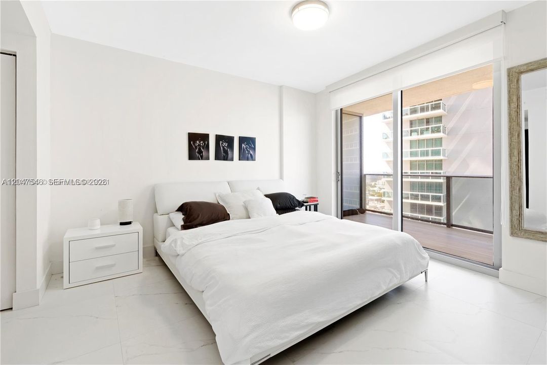 For Rent: $3,950 (1 beds, 2 baths, 979 Square Feet)