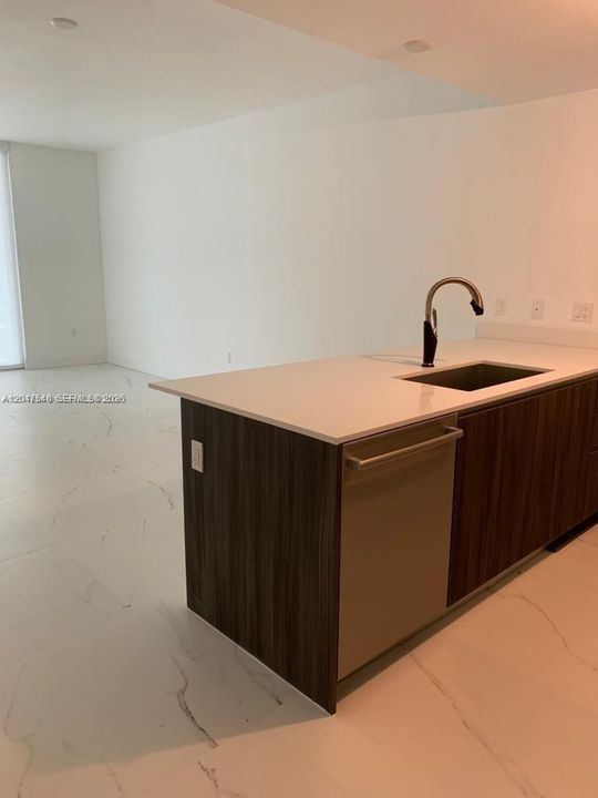For Rent: $3,950 (1 beds, 2 baths, 979 Square Feet)