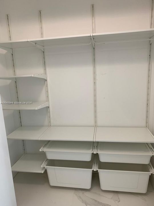 For Rent: $3,950 (1 beds, 2 baths, 979 Square Feet)