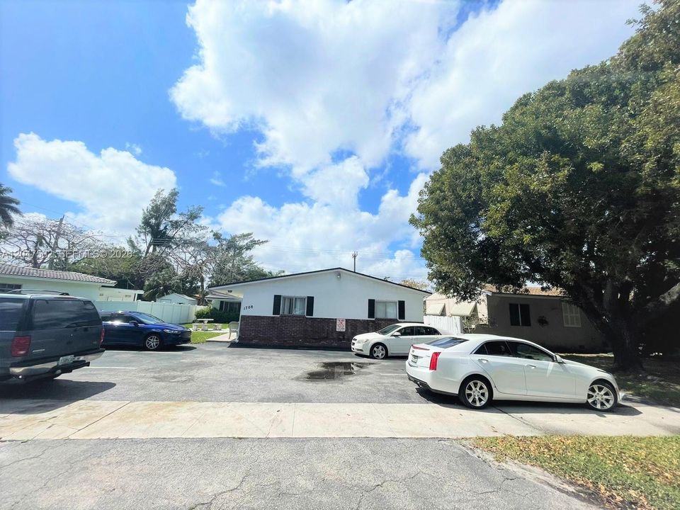 For Rent: $1,700 (1 beds, 1 baths, 600 Square Feet)
