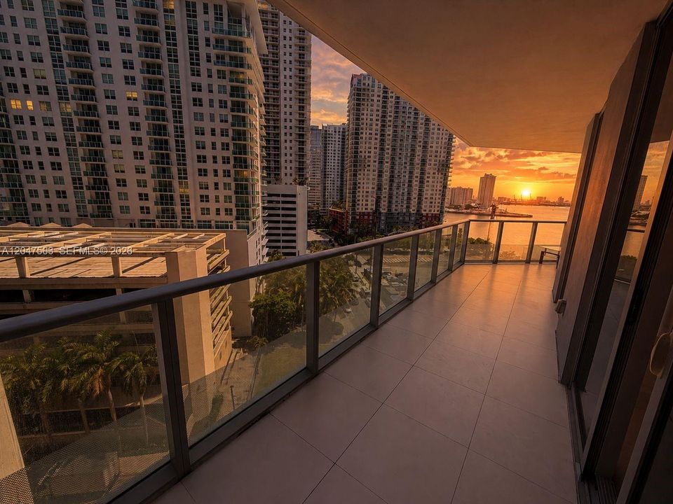 For Sale: $525,000 (1 beds, 1 baths, 644 Square Feet)